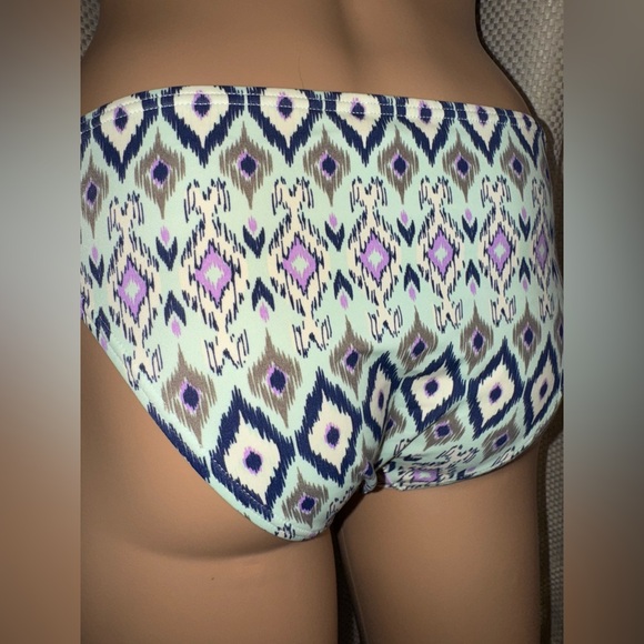 Size 32 D top with smallbottoms. Victoria’s Secret swimsuit, aqua, blue, navy, - Picture 13 of 17